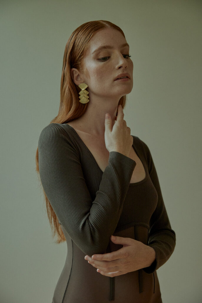 Photographie mode – élégance minimaliste et bijou doré