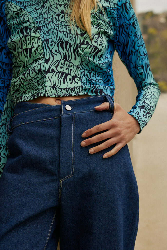 Shooting mode – silhouette denim et top imprimé graphique