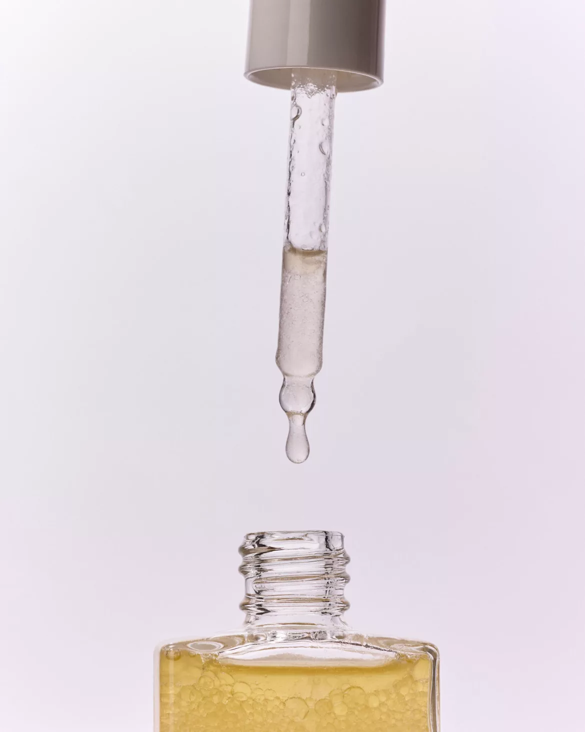 Photographie produit cosmétique à Lyon – flacon de sérum visage bio avec pipette, prise de vue minimaliste en studio par photographe beauté.