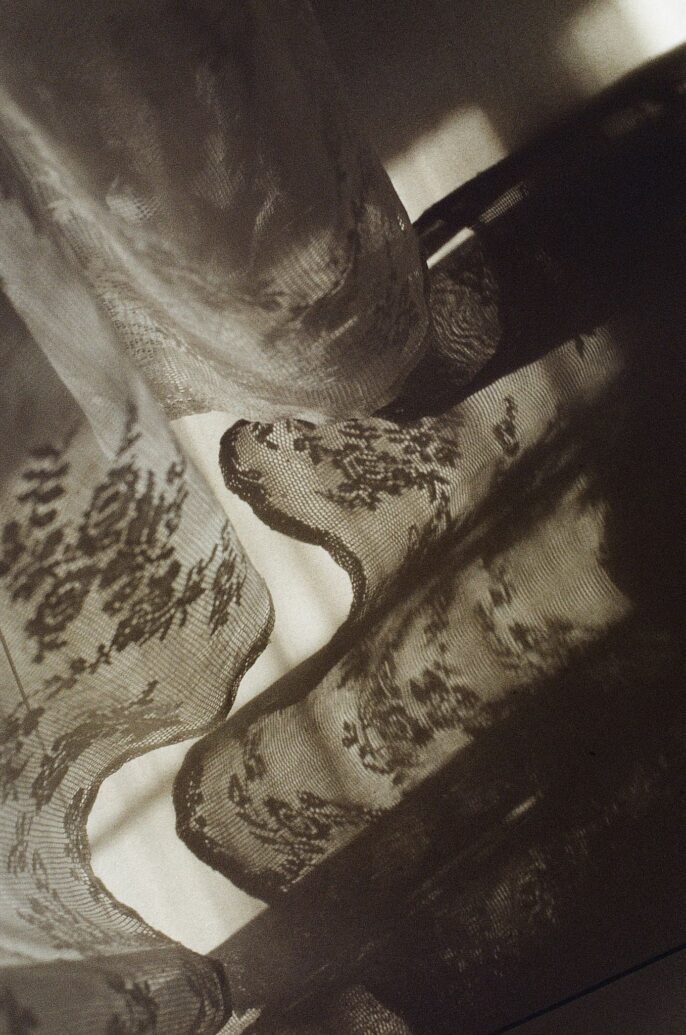 Jeu d’ombres et de dentelle photographié en lumière naturelle par Stéphanie Lorang, photographe à Lyon