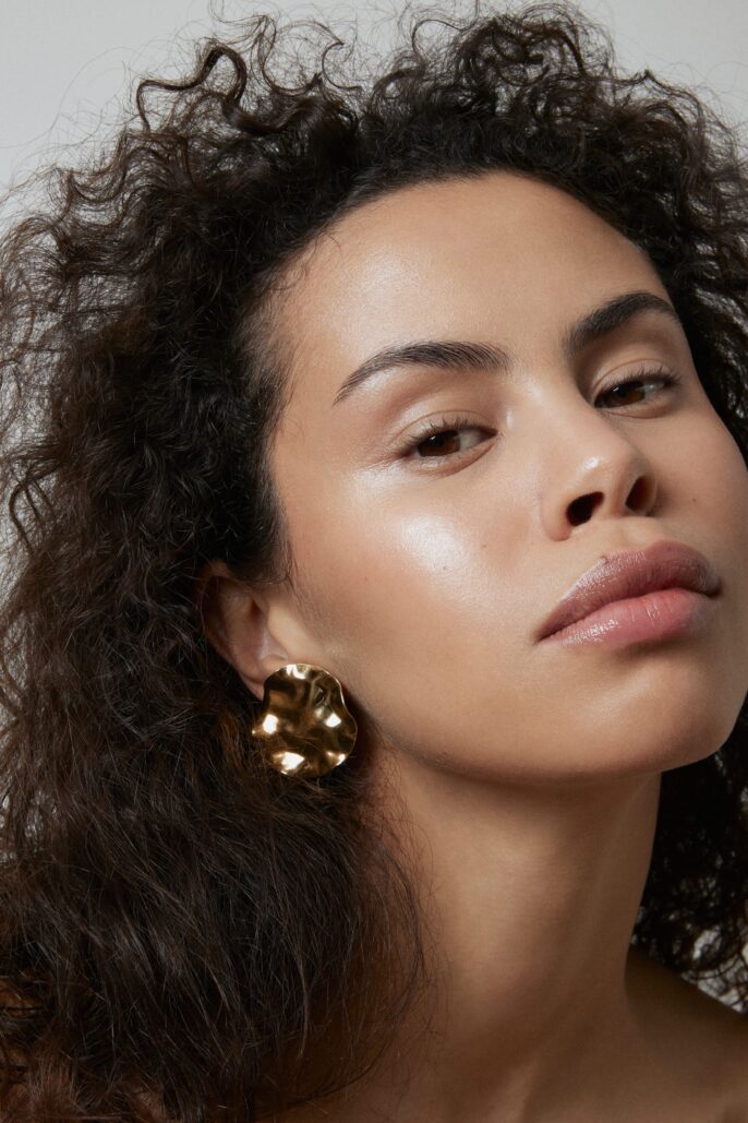 Photographe beauté à Lyon – visuel bijoux dorés pour marque de créateur