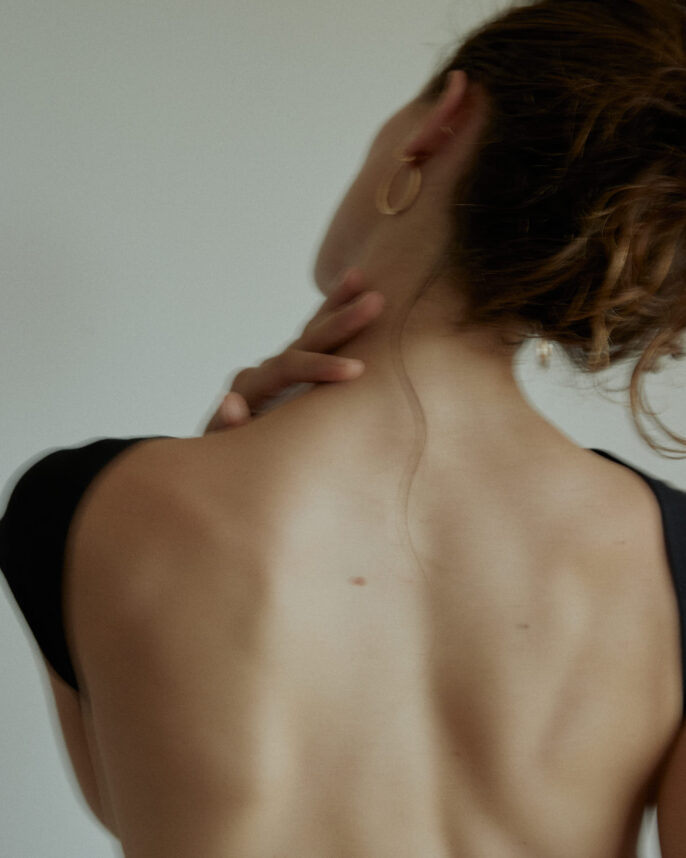 Dos féminin mis en valeur par une lumière douce — photographie artistique réalisée par Stéphanie Lorang, photographe professionnelle à Lyon.