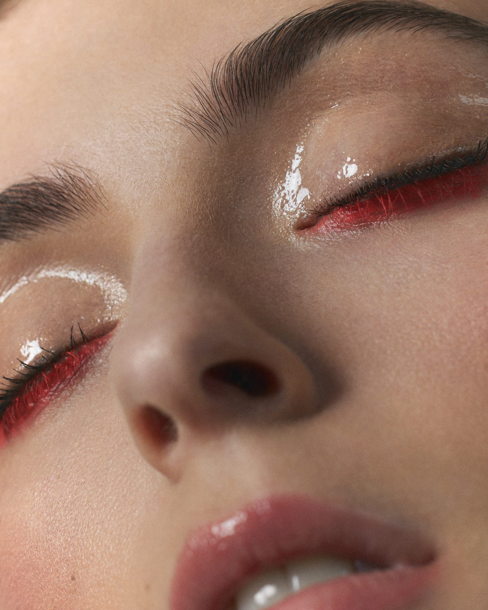 Portrait beauté en studio avec des reflets subtils mettant en valeur un maquillage soigné et professionnel.