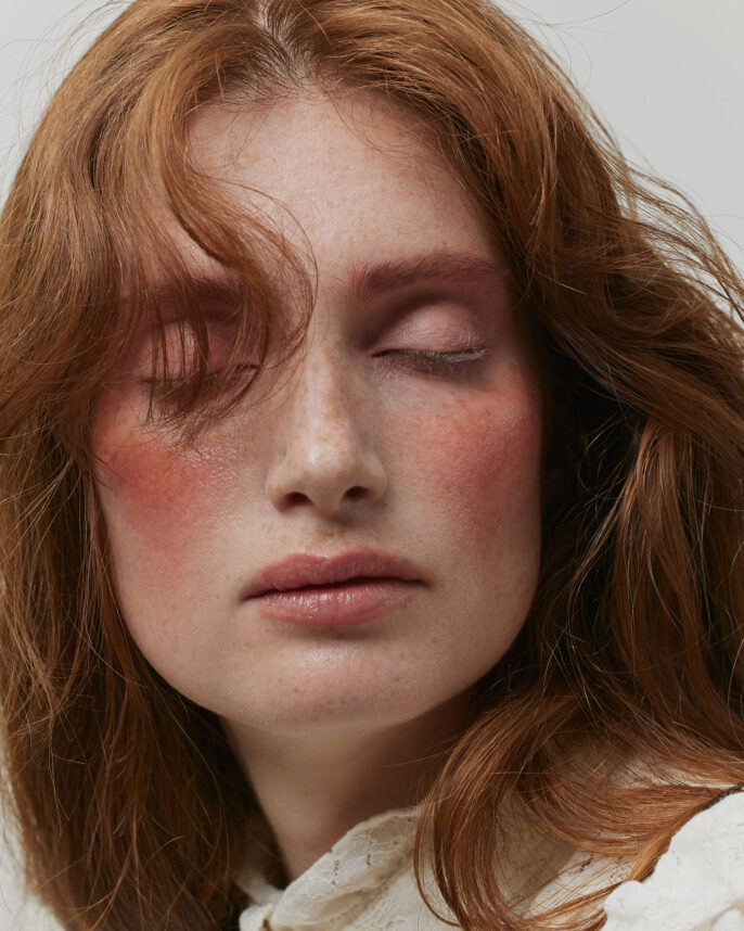 Portrait beauté doux et minimaliste capturé en studio, mettant en valeur la simplicité et l’élégance.