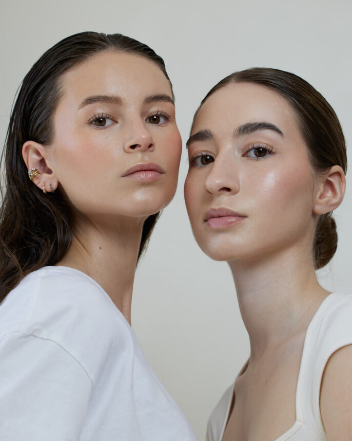 Shooting studio de deux modèles beauté pour une marque cosmétique, mise en avant d’une campagne élégante.