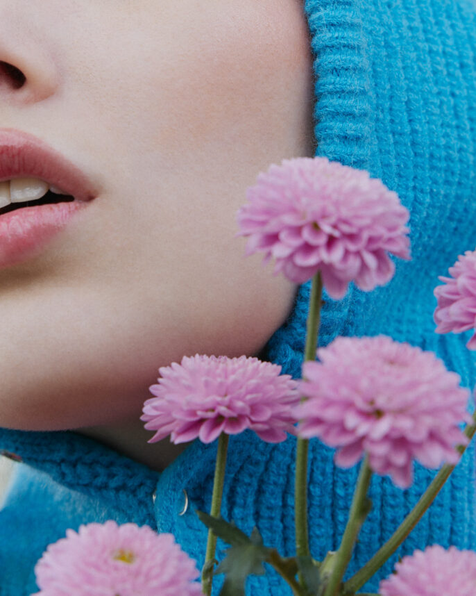 Détail d’un shooting mode en extérieur, mettant en avant le stylisme d’une tenue avec une lumière naturelle.