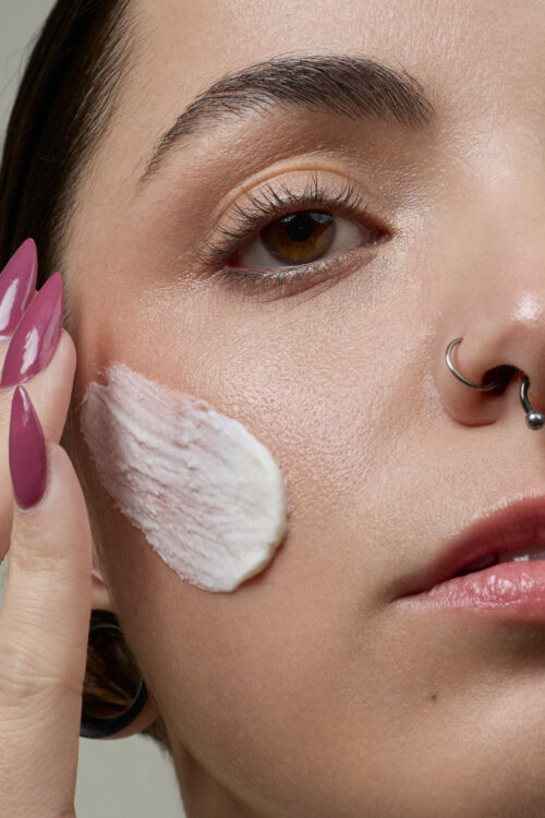 Zoom beauté sur l’application d’un soin visage naturel — photographie cosmétique professionnelle réalisée en studio à Lyon lors d’un shooting dédié aux textures skincare.