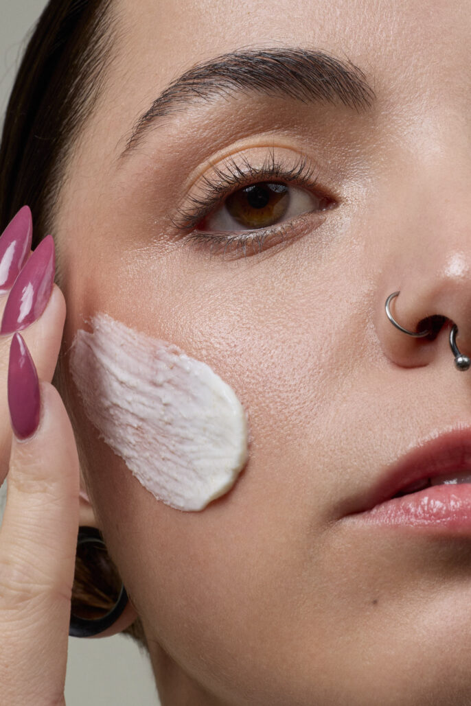 Photographe beauté Lyon – application de crème visage en gros plan