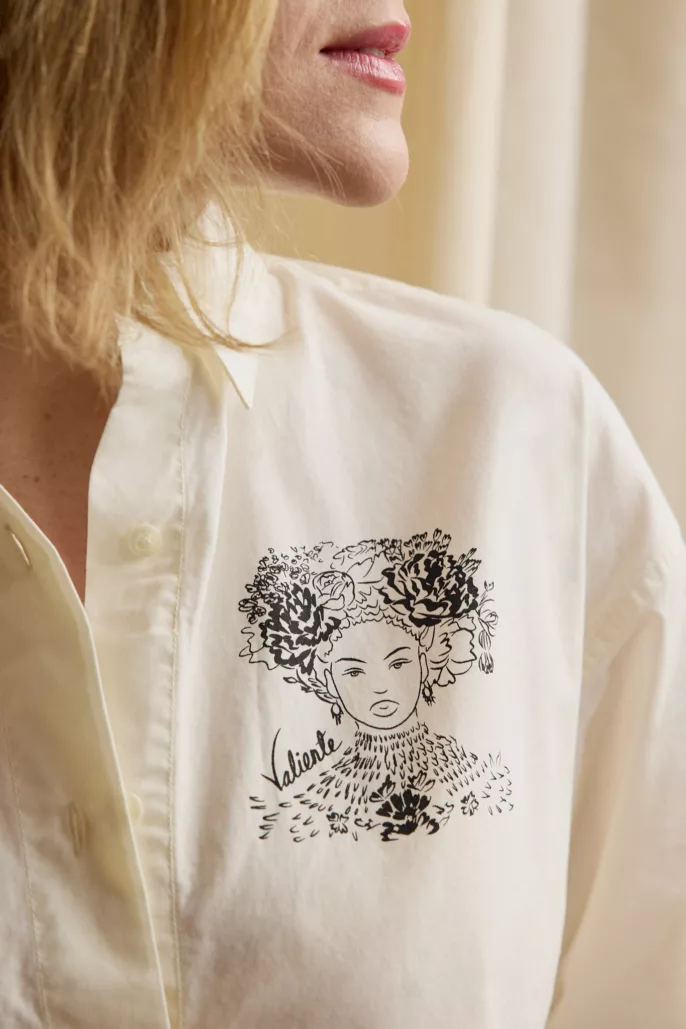 Détail d’une chemise crème illustrée portée par un modèle, mise en valeur lors d’un shooting mode à Lyon par une photographe professionnelle.