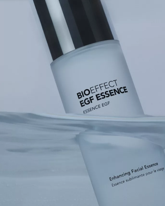 Photo produit d’un flacon BIOEFFECT EGF Essence partiellement immergé dans l’eau, ambiance fraîche et minimaliste.