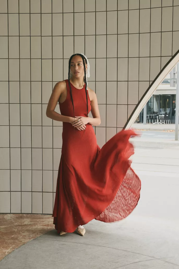 Silhouette féminine posée devant un mur en lumière naturelle – photographe mode Lyon