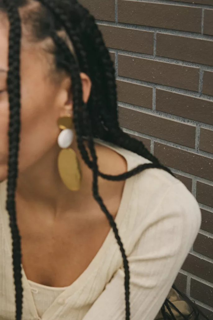 Gros plan sur une épaule et une boucle d’oreille graphique lors d’un shooting mode à Lyon – Photographe mode Lyon