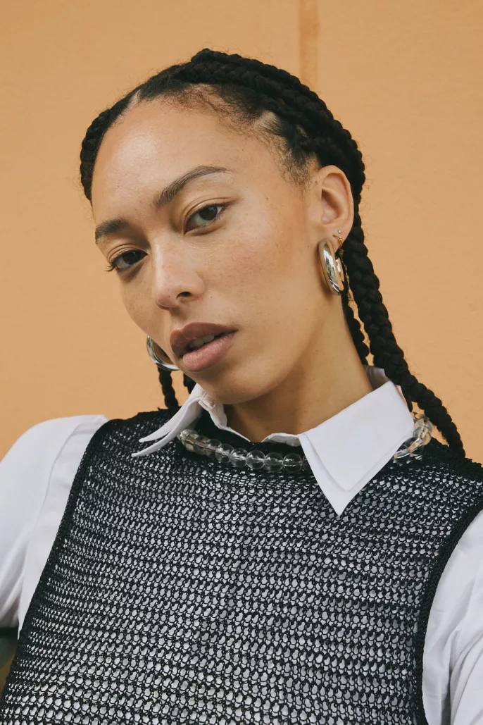 Portrait mode de femme avec tresses et top noir texturé – Photographe éditorial à Lyon