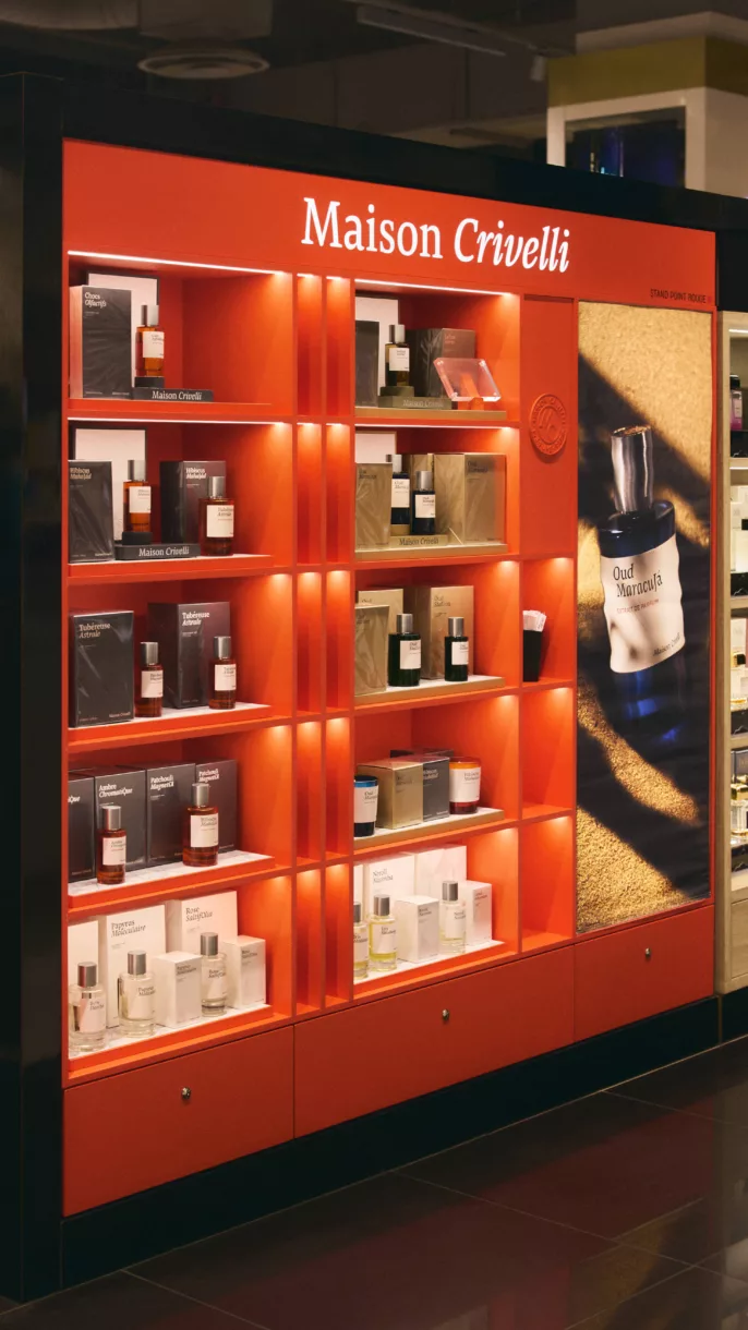Reportage boutique parfumerie – meuble Maison Crivelli avec présentation de parfums en magasin