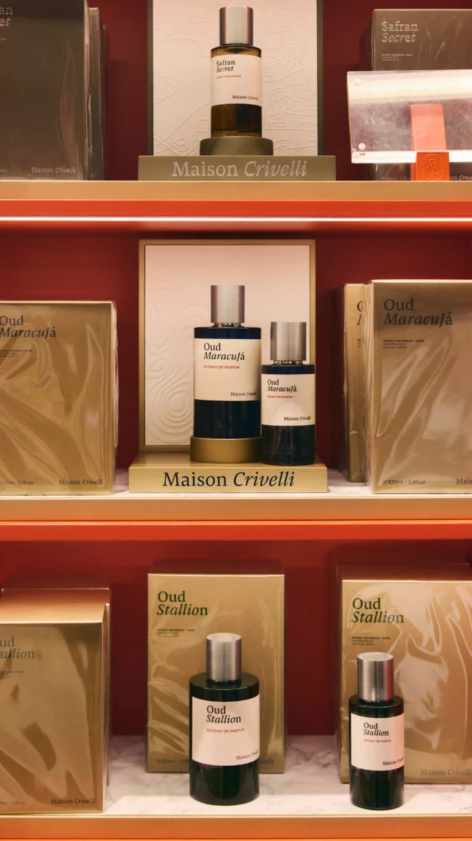 Reportage boutique parfumerie – parfums Maison Crivelli présentés en rayon avec flacons et coffrets
