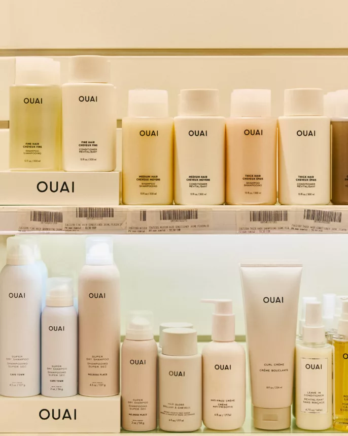 Reportage boutique cosmétique – gamme complète de soins capillaires OUAI présentée en rayon