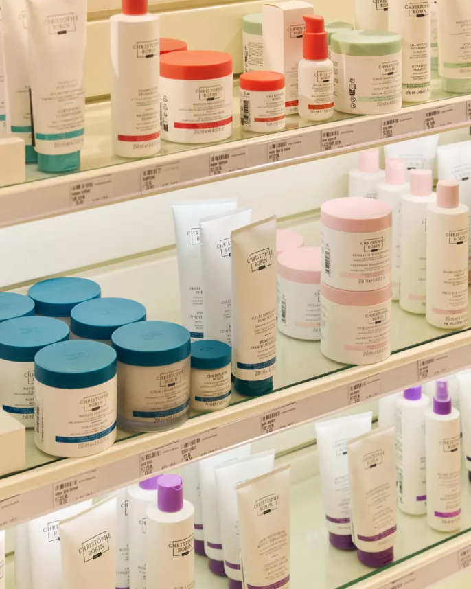 Reportage boutique cosmétique – soins visage et corps en rayon avec crèmes et lotions en présentation