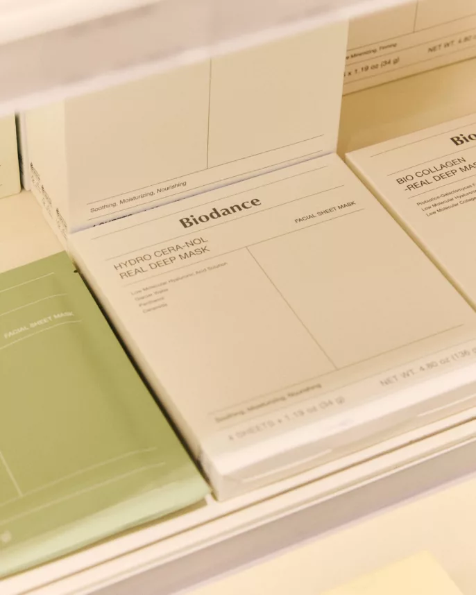 Reportage boutique cosmétique – masques visage Biodance présentés en rayon en magasin