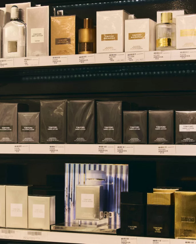 Reportage boutique cosmétique – parfums Tom Ford présentés en rayon sur étagères en magasin