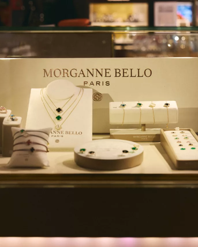 Reportage boutique bijoux – vitrine Morganne Bello avec colliers et bagues présentés en magasin