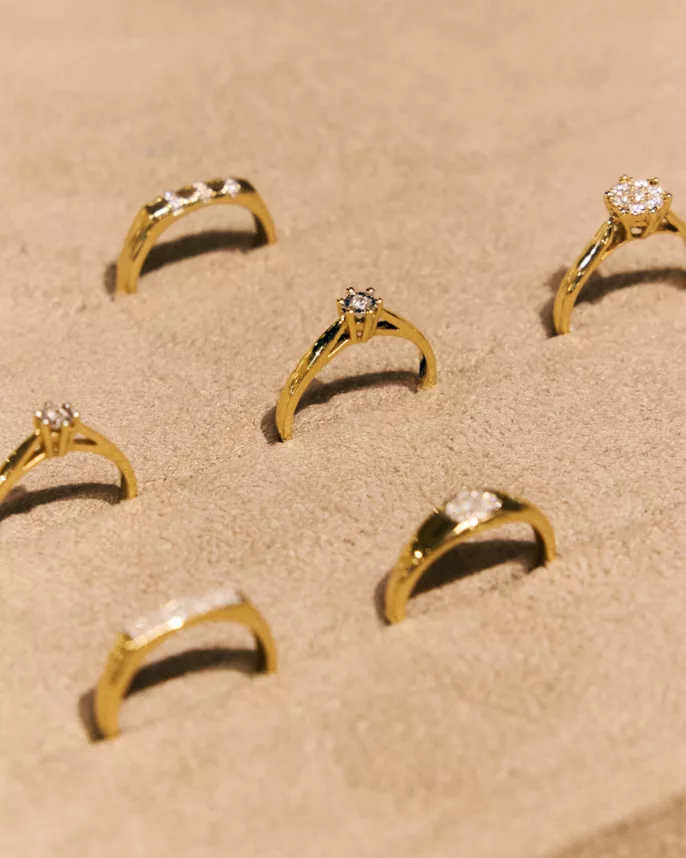 Photographie produit bijoux – bagues en or avec diamants présentées sur support en velours