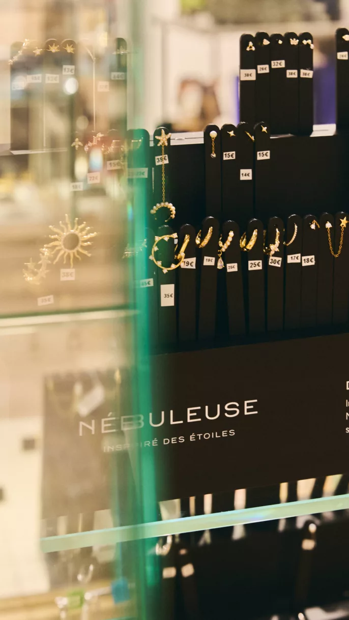 Reportage boutique bijoux – présentoir de bijoux Nébuleuse en vitrine avec reflets et mise en scène