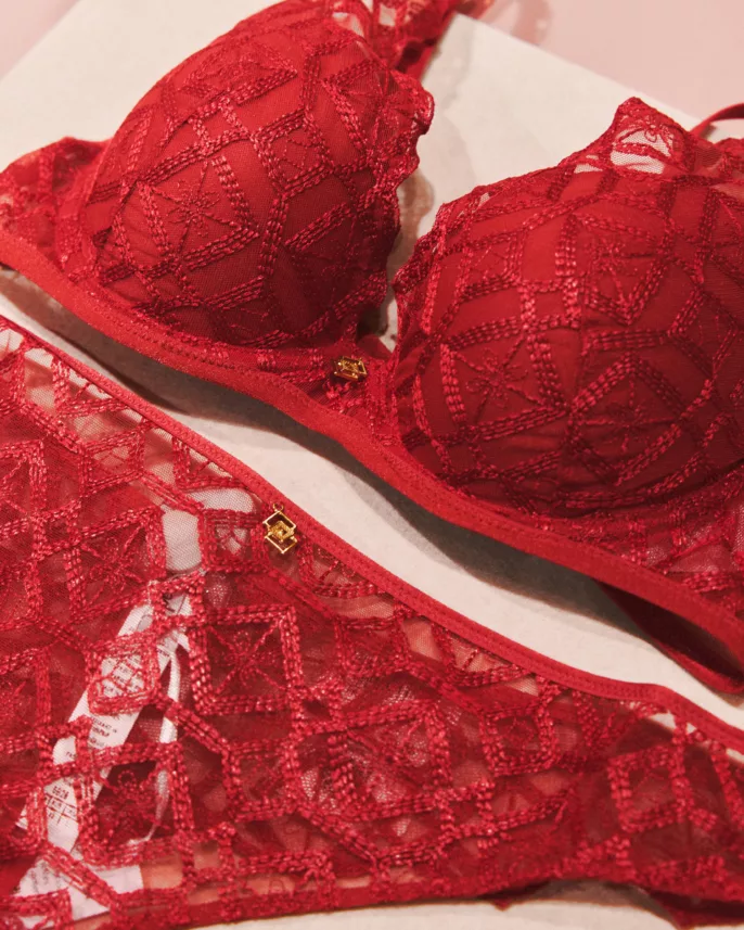 Photographie produit lingerie – ensemble rouge en dentelle avec détails de texture en studio