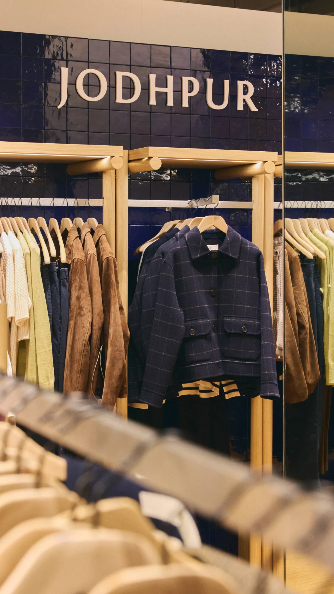 Reportage boutique prêt-à-porter – veste présentée sur cintre sous enseigne Jodhpur en magasin