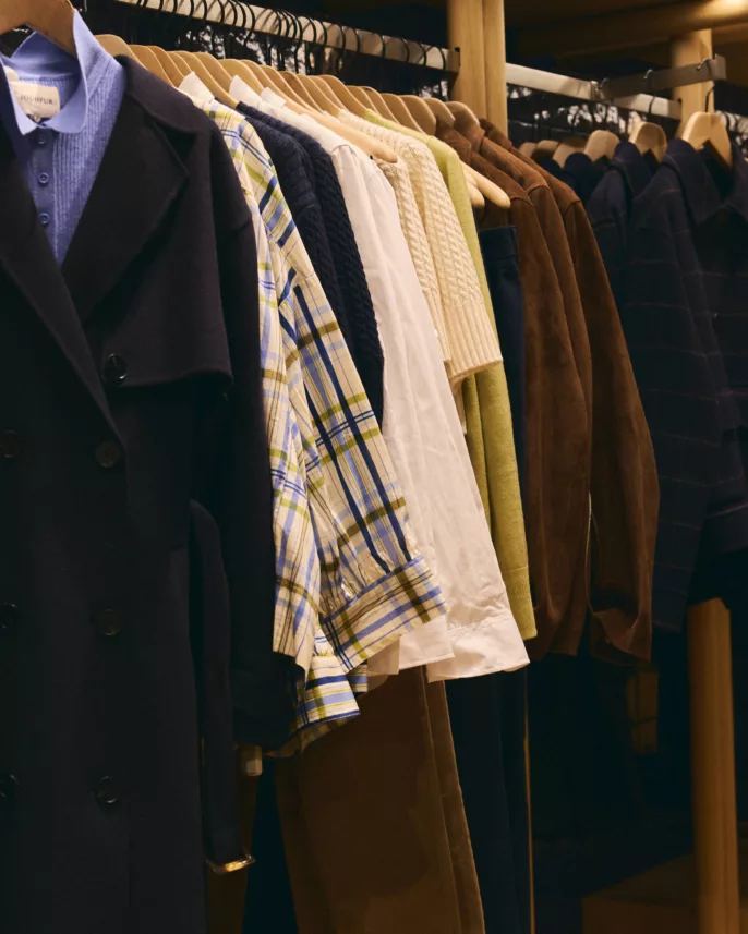 Reportage boutique prêt-à-porter homme – sélection de vestes et chemises sur cintres en magasin