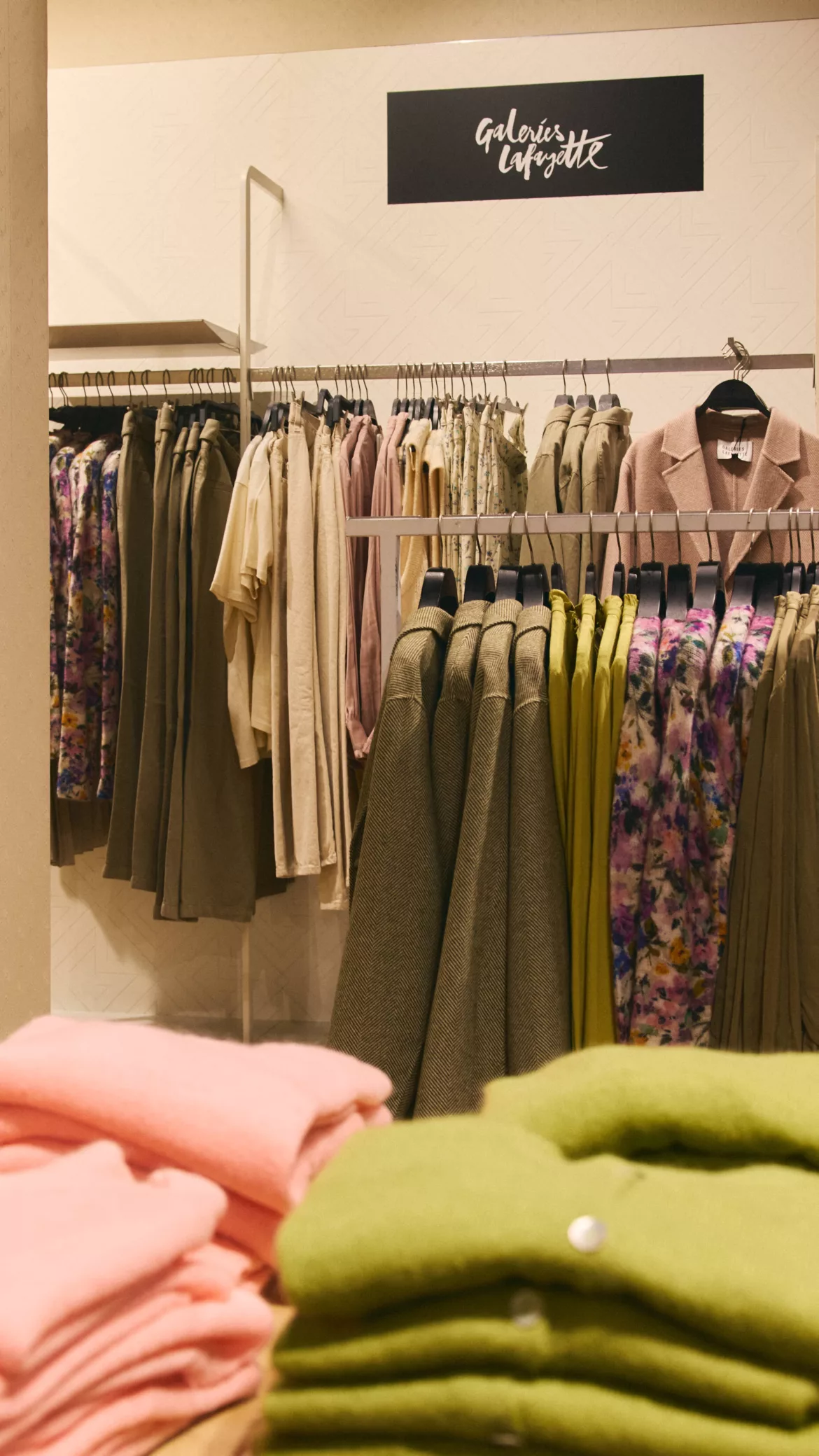 Reportage boutique prêt-à-porter – vêtements femme en rayon Galeries Lafayette Lyon avec présentation sur cintres