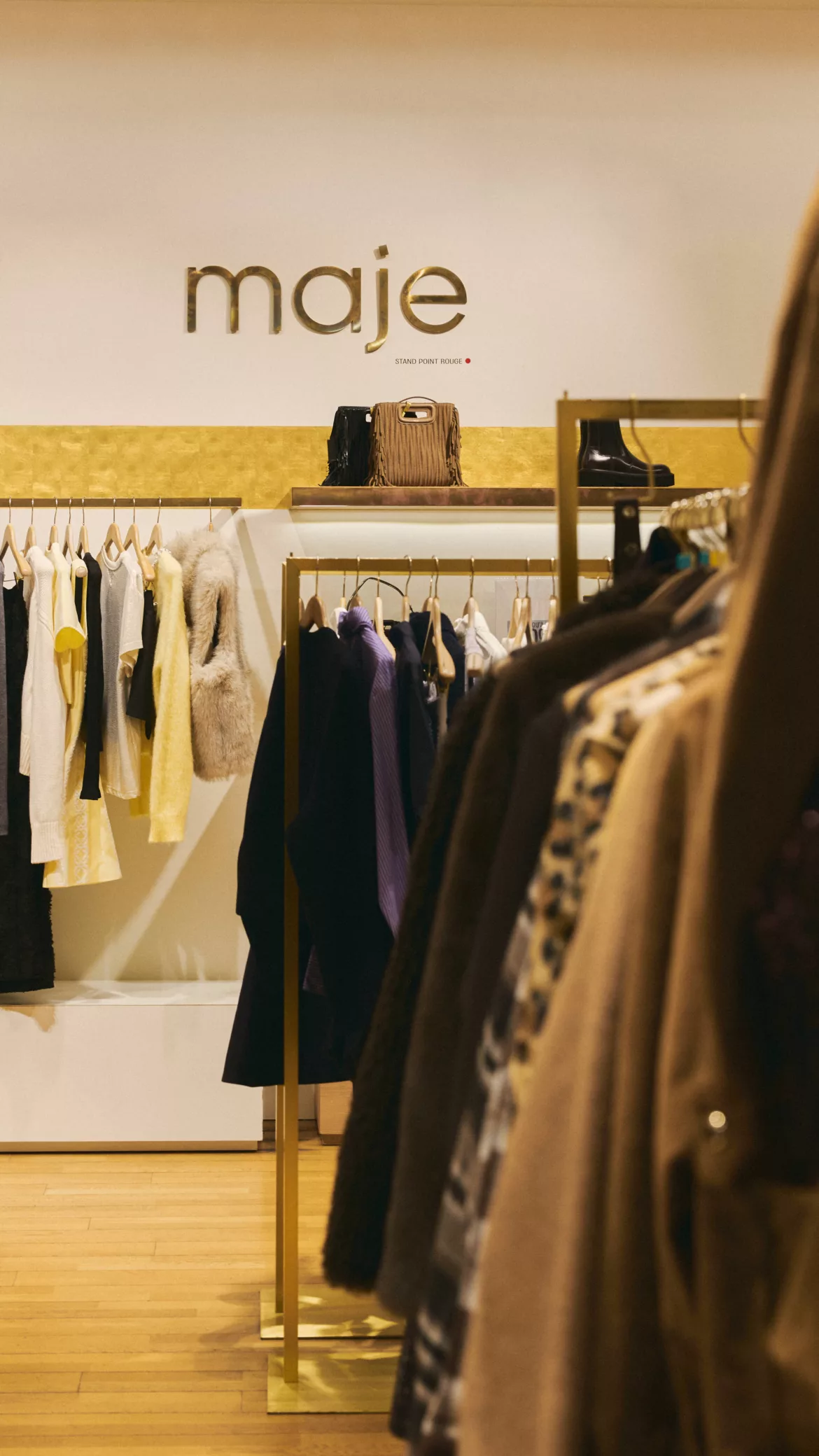 Reportage boutique prêt-à-porter – espace Maje avec vêtements en rayon et accessoires en magasin