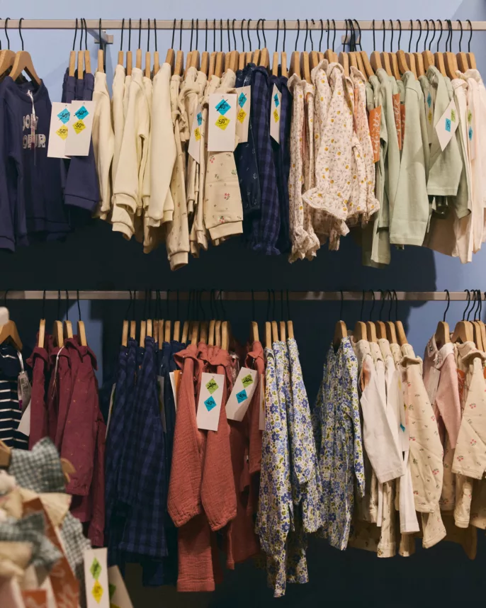 Reportage boutique prêt-à-porter – vêtements enfants sur cintres en magasin aux Galeries Lafayette Lyon