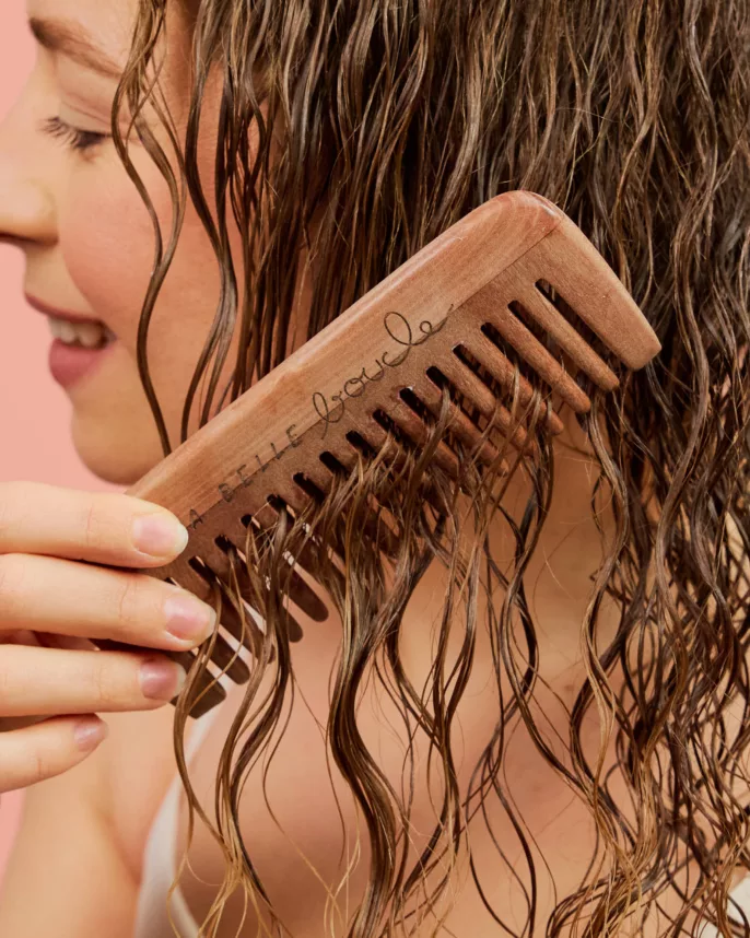 Peigne en bois La Belle Boucle démêlant des cheveux bouclés mouillés — shooting beauté capillaire Lyon, Stéphanie Lorang