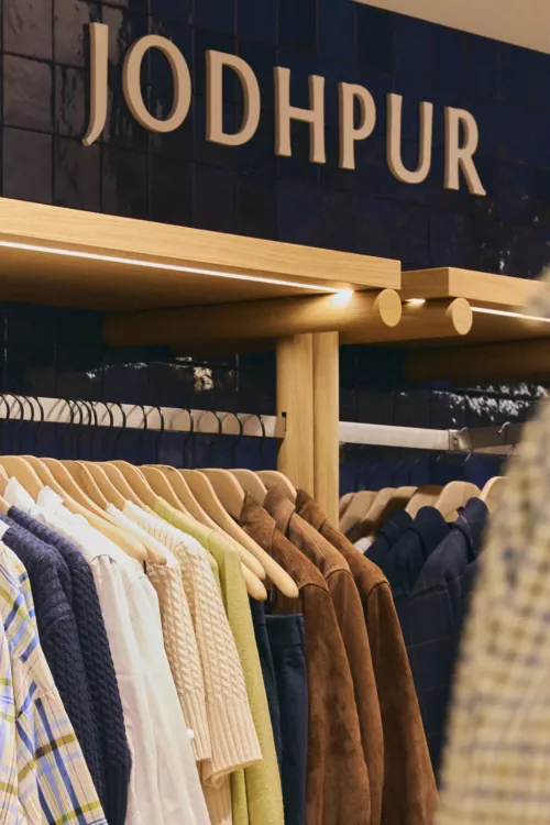 Reportage boutique prêt-à-porter – vêtements sur cintres sous enseigne Jodhpur aux Galeries Lafayette Lyon