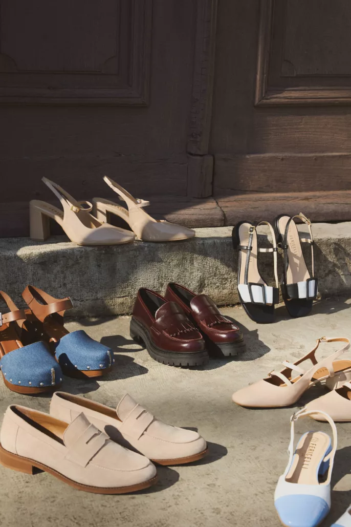 Photographie lookbook chaussures – sélection de modèles Fericelli disposés sur marches en pierre en extérieur