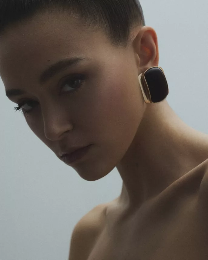 Portrait beauté modèle aux cheveux courts avec boucle d'oreille onyx et or — photographe bijoux Lyon, Stéphanie Lorang