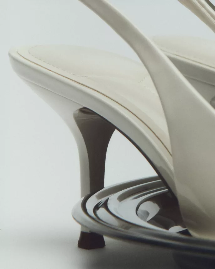 Détail talon chromé et semelle matelassée d'une mule crème — photographie éditoriale studio Lyon, Stéphanie Lorang