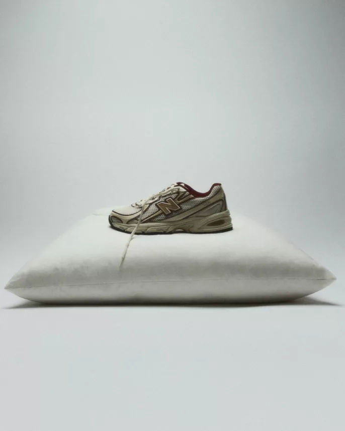 Sneaker New Balance posée sur un oreiller blanc — photographie éditoriale mode Lyon, Stéphanie Lorang